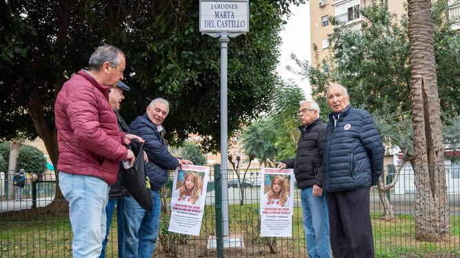 Pegada de carteles para la concentración por el 15 aniversario del crimen de Marta del Castillo