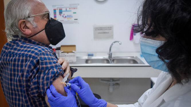 Un hombre se vacuna contra la gripe en el centro de salud Pino Montano A.