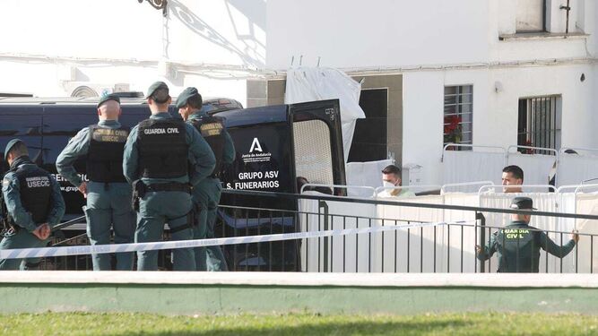 Agentes de la Guardia Civil protegen el acceso a una vivienda en San Roque (Cádiz)