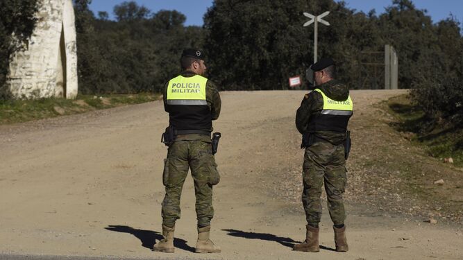 Dos policías militares en Cerro Muriano.