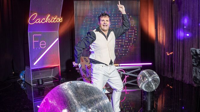 Ángel Carmona, presentador de 'Cachitos de hierro y cromo', a lo Travolta