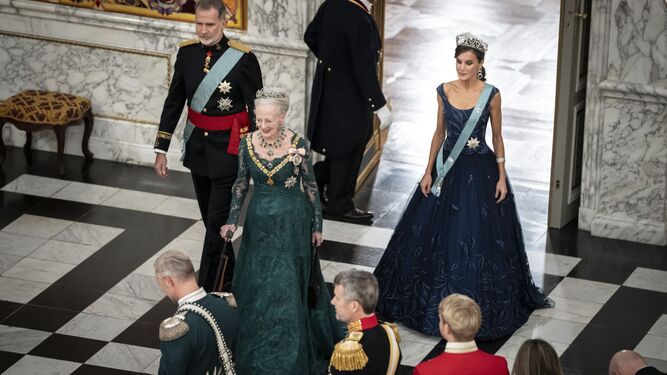 Doña Letizia junto a la reina Margarita de Dinamarca luciendo la insignia de la Orden del Elefante tras serle impuesta en noviembre de 2023