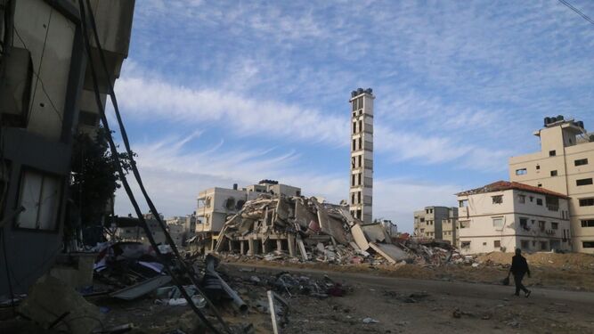 Una persona camina entre la destrucción en la ciudad de Gaza.