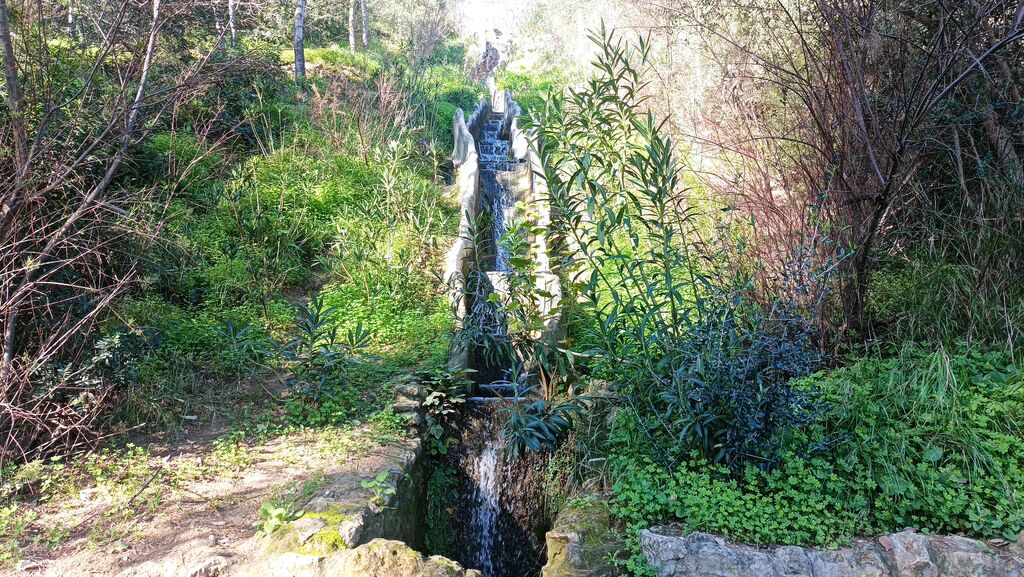 Un canal que recoge agua de la colina.