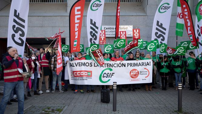 Concentración de los sindicatos frente a un centro de salud en Sevilla.