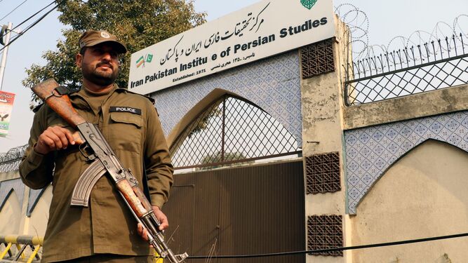 Un oficial de seguridad paquistaní hace guardia ante un centro cultural iraní en Rawalpindi.