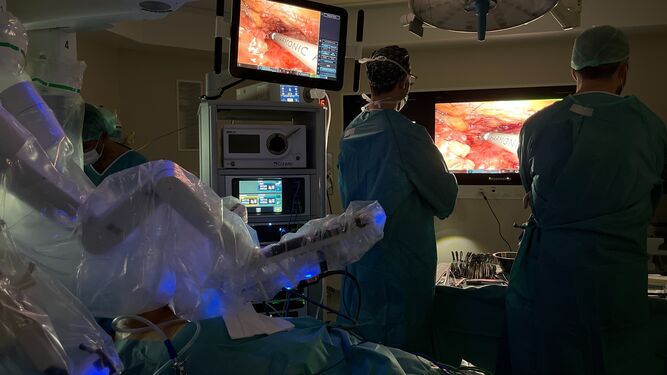 Un momento en quirófano durante una cirugía torácica con el robot Da Vinci en el Hospital Quirónsalud Sagrado Corazón