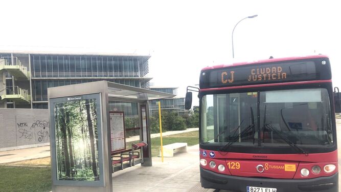 La lanzadera de autobús que cubre el servicio a la Ciudad de la Justicia de Sevilla.
