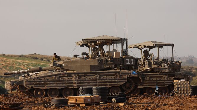 Las tropas israelíes aguardan en la frontera de la Franja.