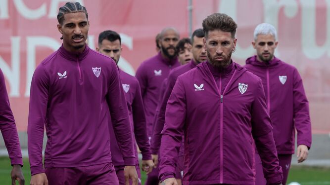 Badé y Sergio Ramos encabezan un grupo en el entrenamiento del Sevilla.