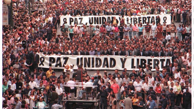 Una de las manifestaciones que recorrieron España a raíz del asesinato de Miguel Ángel Blanco.