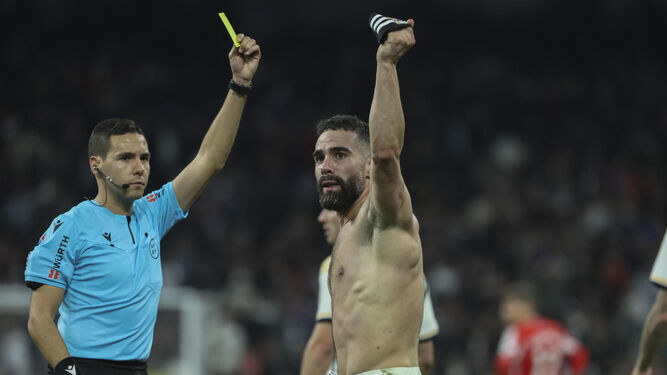 Hernández Maeso le muestra la tarjeta amarilla a Carvajal por quitarse la camiseta tras su gol.