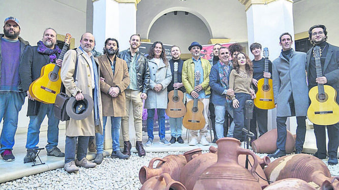 Artistas y representantes de instituciones posan en la Fundación Valentín de Madariaga antes de la presentación del Flamenco Festival.