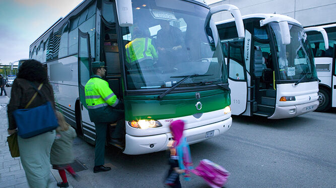 Campaña de vigilancia del transporte escolar de menores en las carreteras de Sevilla