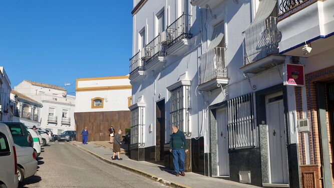 La casa del sospechoso, a la derecha, en la calle Cuesta de Bernardo de Montellano.