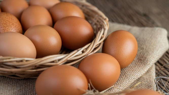 Huevos dentro y fuera de una cesta.