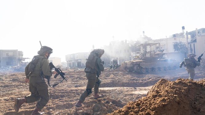 Militares israelíes, durante el asedio a Jan Yunis.