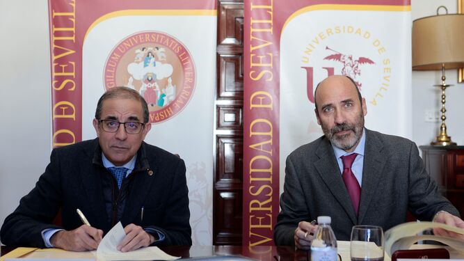 El rector de la Universidad de Sevilla, Miguel Ángel Castro, junto a Miguel Ángel Morell, Chief Technology Officer (CTO) de Indra.