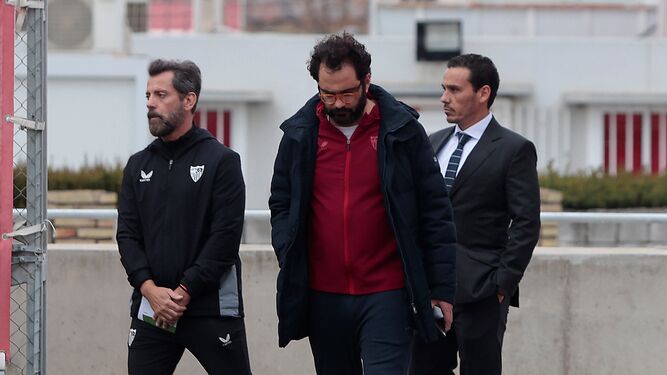 Quique Flores, Víctor Orta y José María del Nido Carrasco, en la ciudad deportiva del Sevilla.