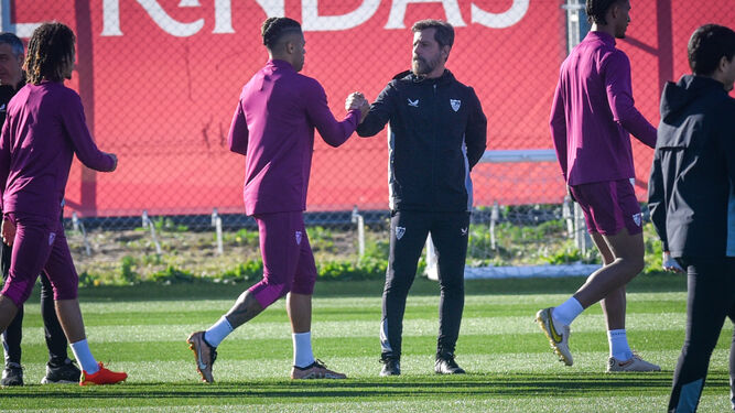 Quique Sánchez Flores saluda a Mariano en el entrenamiento de ayer.