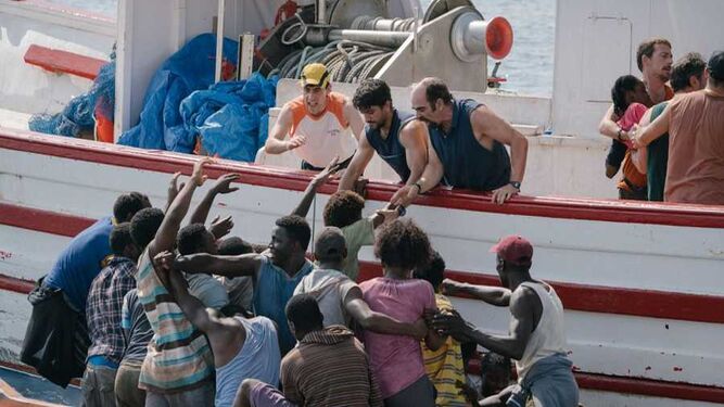 Momento de tensión en que la tripulación del Francisco y Catalina rescata a los migrantes a la deriva.