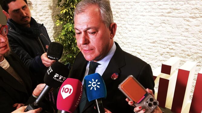 El alcalde Sanz atiende a los medios en Madrid.