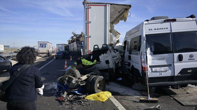 Imagen del accidente en el que han fallecido dos aficionados del Sevilla FC en Ciudad Real