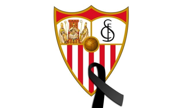 El escudo del Sevilla, con crespón negro, por la muerte de los tres sevillistas que viajaban a Madrid.