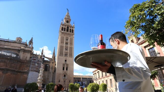 Imagen de archivo de un camarero en Sevilla