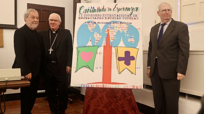 El pintor Manuel Cuervo, el arzobispo José Ángel Saiz y el presidente del Consejo de Cofradías, Francisco Vélez, junto al cartel del congreso.