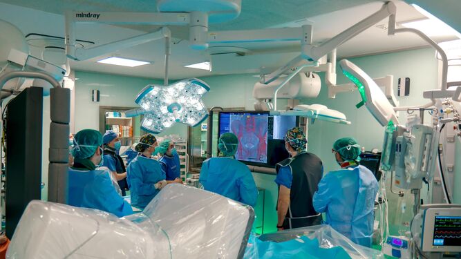 El equipo de cirujanos del servicio de Angiología y Cirugía Vascular del Hospital Virgen del Rocío, durante una intervención en el quirófano híbrido.
