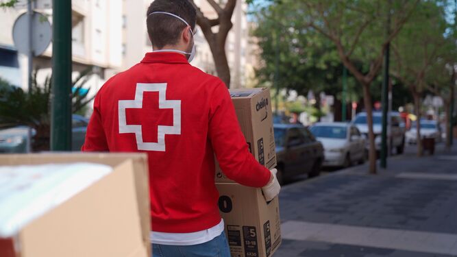 Un voluntario de Cruz Roja.