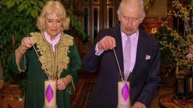 Los reyes Carlos y Camila en la foto que ha compartido hoy viernes el palacio de Buckingham con motivo del Día del Holocausto