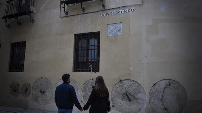 Una pareja en la calle don Remondo, en el lugar exacto del atentado.