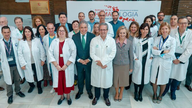 Foto de familia durante la inauguración de la Semana de la Hematología en el Hospital Virgen del Rocío.