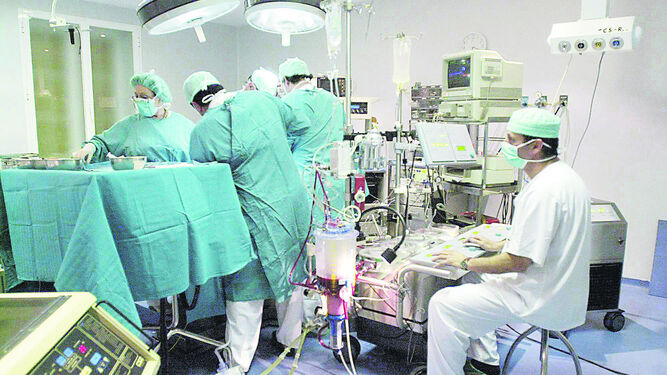 Sanitarios, durante una operación.