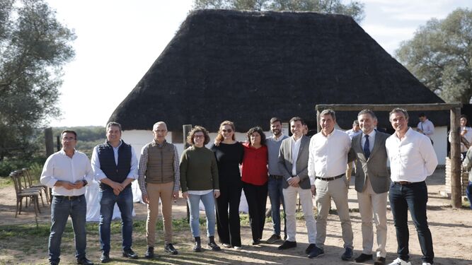 Los doce alcaldes que firmaron este martes en La Puebla del Río su propuesta de reparto del dinero de Doñana.