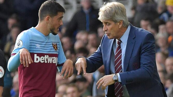 Manuel Pellegrini da instrucciones a Pablo Fornals en un encuentro de su etapa como entrenador del West Ham.