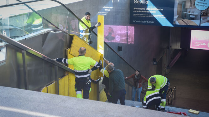 Trabajos de reparación de la escalera mecánica del Metro siniestrada.