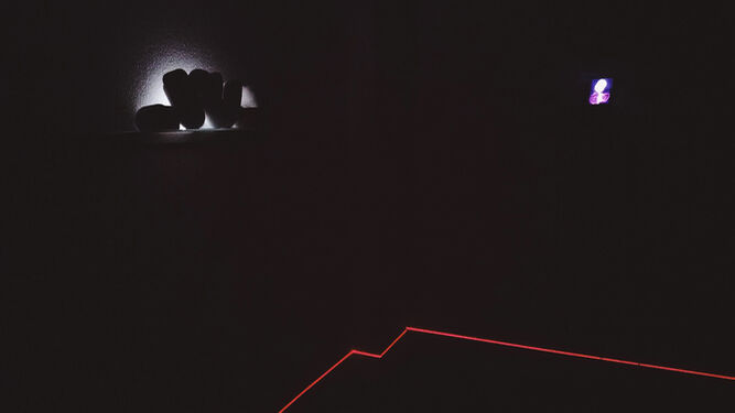 Manuel Casellas transforma la Galería Zunino en una Caja Negra de reflexión tecnológica