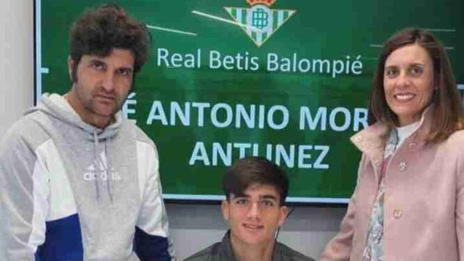 El hijo de Morante de la Puebla firma su contrato junto a su padre.