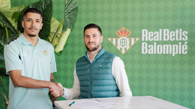 Gustavão posa con Rubén Cornejo tras fichar por el Betis Futsal.