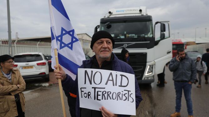 Israelíes bloquean la entrada de ayuda a Gaza en el puerto de Ashdod.