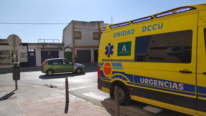La ambulancia del DCCU en la zona, mientras atiende al motorista herido.