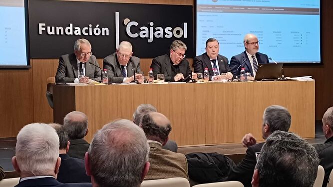 Un momento de la asamblea general de las hermandades celebrada en la Fundación Cajasol.