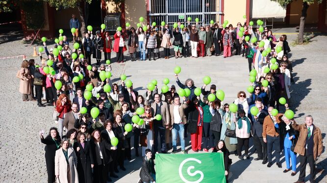 Los asistentes al acto por el Día Mundial contra el Cáncer en Diputación forman un gran lazo humano que simboliza la lucha contra la enfermedad.