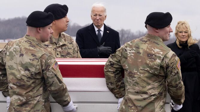 El presidente de EEUU, Joe Biden, ante uno de los ataúdes de los militares estadounidenses muertos por un ataque en Jordania.