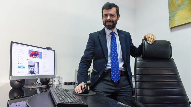 Antonio Dardet en su despacho, con su perfil de Twitter al fondo en el ordenador.
