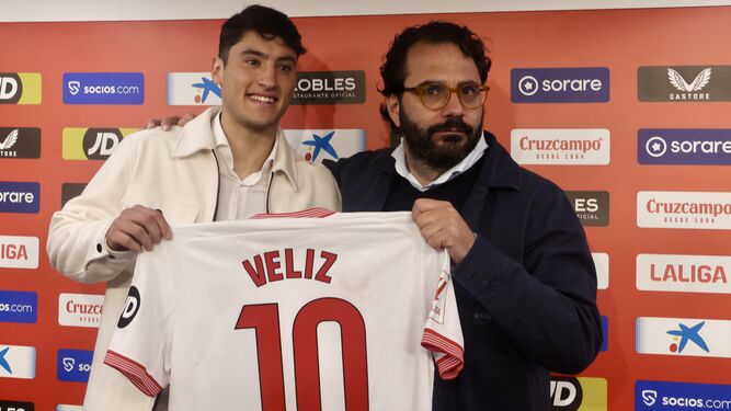 Alejo Véliz posa junto a Víctor Orta con la camiseta del dorsal 10.