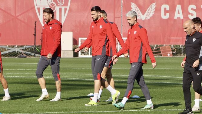 Sergio Ramos, Rafa Mir y Januzaj, en el entrenamiento de este viernes.